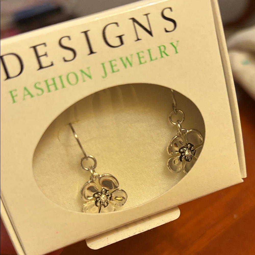 NWT Designs Fashion Jewelry Silver Flower Drop Earrings
